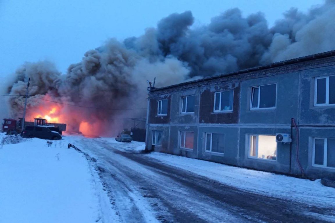 В поселке Шабровский сгорел огромный ангар с автомобилями - «Уральский  рабочий»